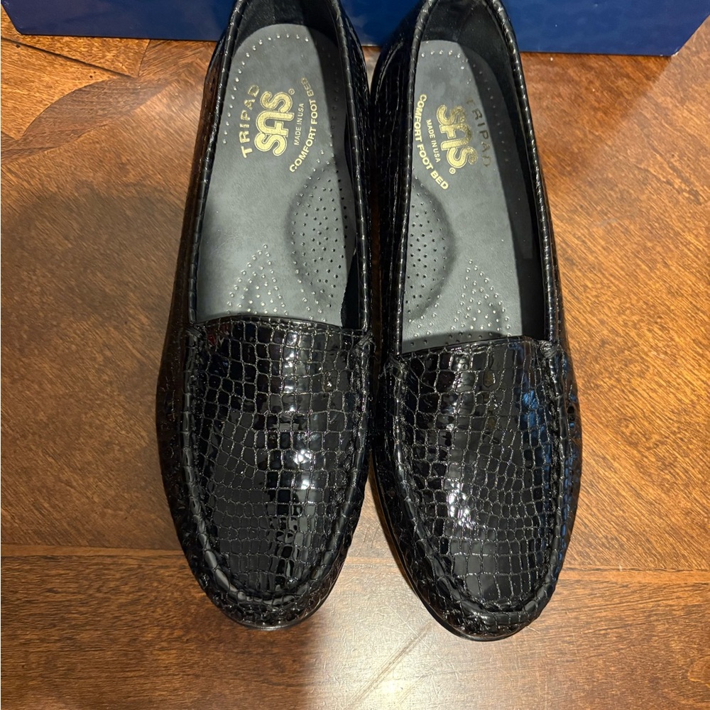 SAS Women's Glossy Black Croc-Embossed Loafers 6.5 Narrow